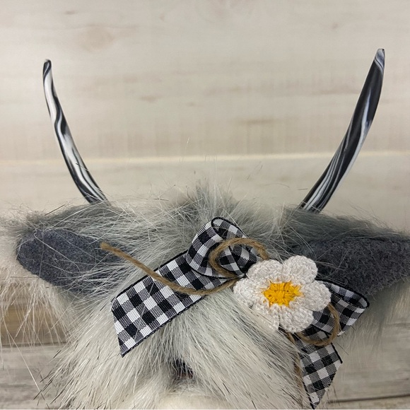 Highland Cow Coo Gnome White Multicolor Faux Fur Handmade Gingham Bow Flower - Picture 4 of 11